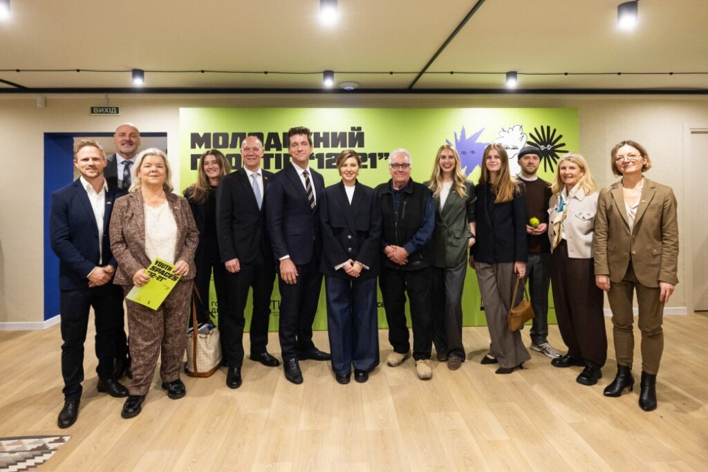 Pictured is Ukraine’s First Lady, Olena Zelenska, flanked by, among others, Trine Hammershøy, CEO of headspace Denmark (third from left), Denmark’s Ambassador to Ukraine, Thomas Lund Sørensen (fifth from left), Minister for Employment Kaare Dybvad Bek (left), Howard G. Buffett (right), and Annika Sten Pärson of the Inner Foundation (second from right). Photo: Olena Zelenska Foundation