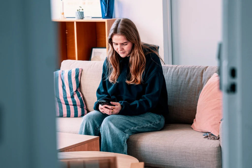 Fomo FOMO, En pige der sidder med sin mobil