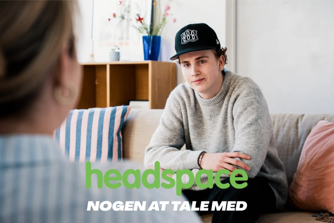 En ung snakker med en ungerådgiver i headspace
