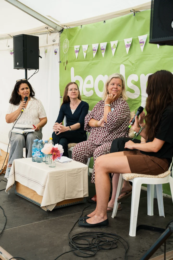 en debat modereret af Özlem Cekic sammen med Signe Hald Andersen fra ROCKWOOL FONDEN, Trine Hammershøy, direktør i headspace Danmark, og Signe og Emilie, som er frivillige i headspace Aarhus.