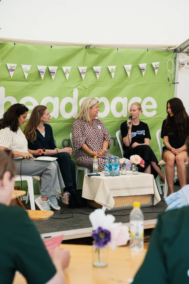 en debat modereret af Özlem Cekic sammen med Signe Hald Andersen fra ROCKWOOL FONDEN, Trine Hammershøy, direktør i headspace Danmark, og Signe og Emilie, som er frivillige i headspace Aarhus.